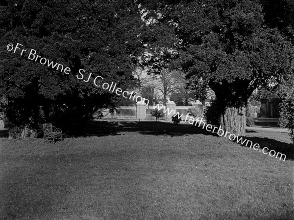 GATEWAY TO PARK WITH LIONS/DOGS